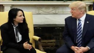 الرئيس الامريكي “دونالد ترامب ” يستقبل الحقوقية المصرية الامريكية اية حجازي