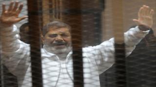 أسرة الرئيس المصري المخلوع محمد مرسي تزوره لاول مرة
