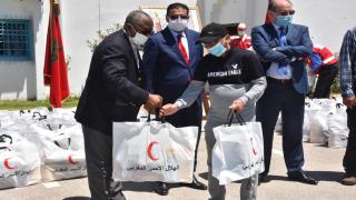 الهلال الأحمر يوزع مساعدات غذائية على الطلبة الأجانب المقيمين بعمالة المضيق-الفنيدق