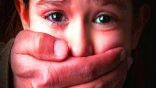 حقوقي بحي جامع المزواق يفضح خمسيني تعود على اغتصاب الأطفال بشقته.