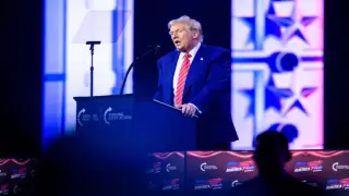 الرئيس الأمريكي ترامب يتعهد بوقف “جنون التحول الجنسي” وإصدار مراسيم بشأن الهجرة