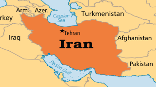 ايران : مواطنة ايرانية تتحدى القانون وتخلع حجابها في الشارع الرئيسي
