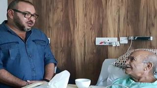 العاهل المغربي يزور عبد الرحمان اليوسفي في مصحة بالبيضاء